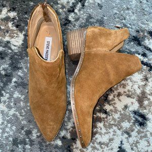 STEVE MADDEN TAN STUDDED BOOTIES IN SIZE 9